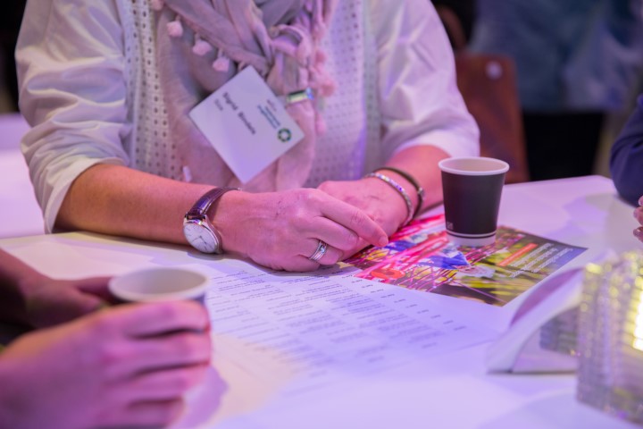 Deelnemers drinken koffie en netwerken tijdens de pauze van een congres